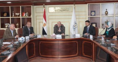 محافظ بنى سويف يناقش مع مسئولى هيئة التنمية الصناعية سبل زيادة الاستثمار