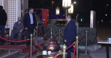 أكرم القصاص يقدم واجب العزاء فى وفاة والدة شريف عامر.. صور