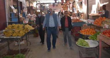 محافظ الوادى الجديد يتابع توافر السلع بالأسواق والتزام المبادرات بتخفيض الأسعار