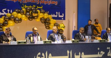 رئيس جامعة جنوب الوادى يشهد حفل تخرج الدفعة الثامنة بكلية الطب بقنا