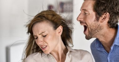 عشان مايعملش مشاكل.. تتصرفى إزاى لو جوزك دافع عنك بعنف أمام الناس؟