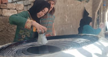 صباحكم حلو زى شهد.. أشهر وأصغر صنايعية كنافة بلدى فى بنى سوف (فيديو وصور)