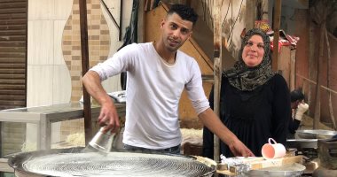 حكاية الحاجة سيدة وابنها محمد مع صناعة القطايف والكنافة البلدى.. فيديو وصور