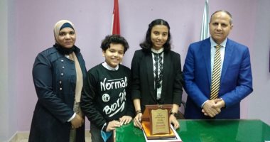 محافظ كفر الشيخ يشيد بالطالبة المثالية ووكيل التعليم يمنحها درع التميز