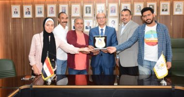 جامعة جنوب الوادى تكرم طلاب الفنون الجميلة بأسيوط المشاركين بملتقى السمبزيوم