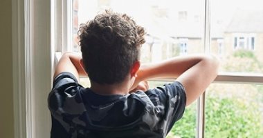 لو ابنك قالك أنا بحب تتصرفى إزاى؟ نصائح يجب اتباعها مع الابن المراهق 