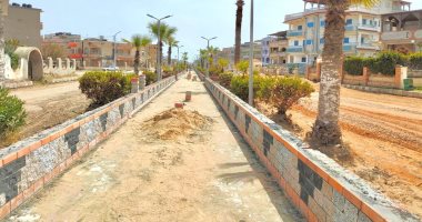 تركيب الطوب الفرعوني وتمهيد الطرق بمصيف بلطيم وحملات نظافة بكفر الشيخ.. صور