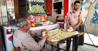 35سنة بيحلى بوق الناس..عم عادل نجم أقدم صانع قطايف وكنافة بالقليوبية (فيديو)