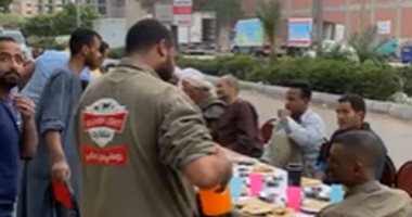 مصر حلوة شعارها الأخوة..إفطار الصائمين على مائدة برعاية قبطي بالأقصر (فيديو)
