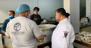 "الله محبة" قبطى يقيم "مائدة رحمن" بأحد شوارع الغردقة.. محارب رمزى: عاده توارثتها عن والدى ويقيمها أشقائى سنويا بالأقصر.. المائدة تستمر طوال رمضان وكانت توزع وجبات خلال وباء كورونا.. لايف