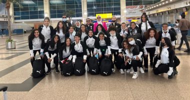 منتخب الكرة النسائية بالقميص الأحمر والشورت والجوارب السوداء أمام الهند
