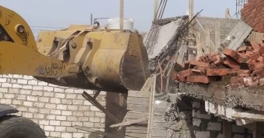 إزالة مبنى مخالف فى جنوب بورسعيد.. صور