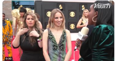 في لفتة طيبة.. تواجد مترجمين للصم والبكم في حفل جوائز الـ Grammy "فيديو"