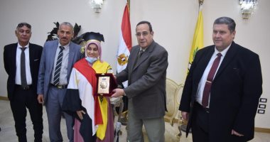 تسليم درع محافظة شمال سيناء للفائزة بالمركز الأول على الوطن العربى فى التحدث بالفصحى