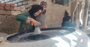 فاكهة رمضان.. "شهد" أشهر وأصغر صنايعية كنافة بلدى فى بنى سوف.. حكايات الحاجة سيدة وابنها محمد مع صناعة القطايف بالدقهلية.. وهجوم على الكنافة البلدى فى أول أيام الشهر الكريم بالإسكندرية.. صور وفيديو