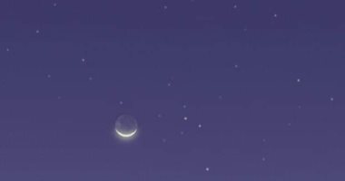 هلال رمضان قرب عنقود نجوم الثريا بسماء مصر بعد غروب الشمس اليوم