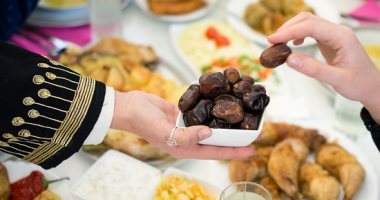 لتجنب المواقف المحرجة في عزومات رمضان.. 14 قاعدة إتيكيت أساسية للمائدة