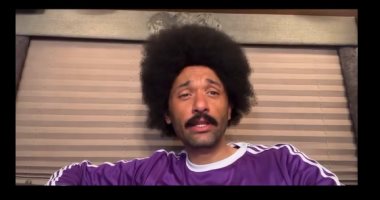 بباروكة سبعيناتى.. كريم محمود عبد العزيز في فيديو جديد بأغنية البخت لويجز