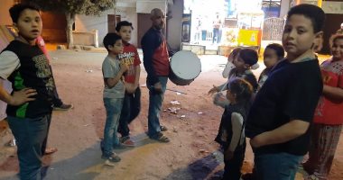 تيجى تتمشى مع المسحراتى؟.. عم رشاد مسحراتى الأرياف ينشر بهجة رمضان.. فيديو