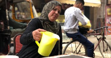 بهجة وإرث ورزق.. ملكة الكنافة بالدقهلية احترفت المهنة على فرن بلدى عمره 100 عام