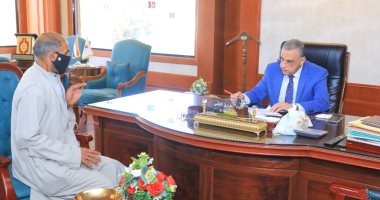 محافظ سوهاج والسكرتير المساعد يلتقون المواطنين لبحث مطالبهم وحل شكاواهم