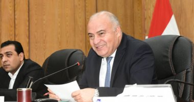 محافظ قنا يلتقى الشباب المتقدمين للحصول على "سيارة طعام متنقلة"