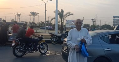 شباب بنى سويف يوزعون تمور وعصائر على المسافرين قبل الإفطار.. فيديو