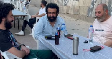 هالة صدقى توثق لحظة إفطار جماعى لصناع "فاتن أمل حربى" أثناء تصوير المسلسل