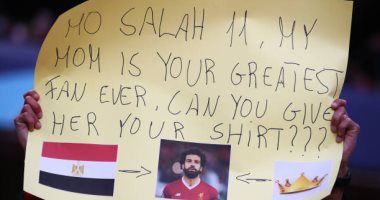 مشجع يطالب محمد صلاح منحه قميصه لإهدائه إلى والدته