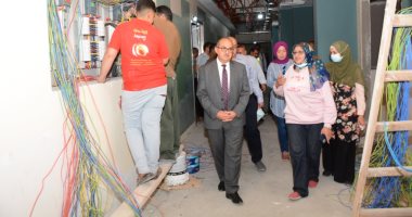 رئيس جامعة أسيوط يتابع أعمال تجهيز وحدة الغسيل الكلوى الجديدة.. صور