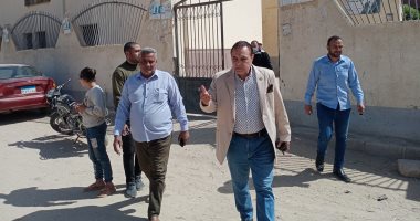 رئيس مدينة ملوى يتفقد إنشاء المركز الطبى ومحطات المعالجة ضمن"حياة كريمة"