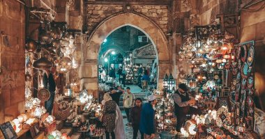 مصر الحلوة.. الحرف اليدوية تبهر زوار شارع المعز فى شهر رمضان
