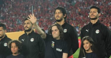نجوم الخير.. طفل متلازمة داون يزين مواجهة مصر وجنوب أفريقيا استجابة لجدته