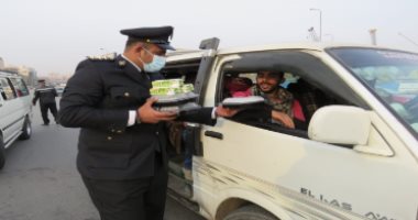 الشرطة فى خدمة الصائمين.. الداخلية توزع وجبات إفطار مجانية بالشوارع ووسائل المواصلات.. توفير مواد غذائية للعمالة غير المنتظمة تحت شعار "كلنا واحد – معك فى رمضان".. الوزارة: نبنى جسور الثقة مع المجتمع المصرى
