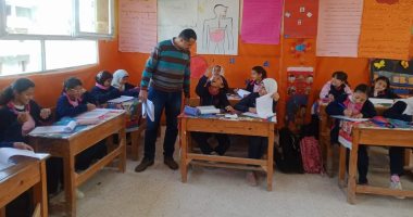 تلاميذ الرابع الابتدائى يؤدون امتحان اللغة الإنجليزية بتقييمات أبريل