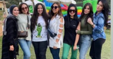 إيمي سمير غانم بـ "تيشرت فطوطة" برفقة صديقاتها .. صور 
