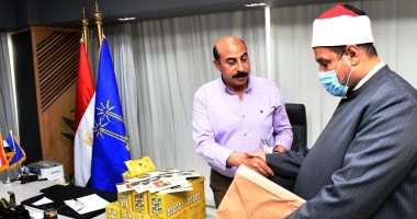 بمناسبة شهر رمضان.. محافظ أسوان يتسلم سلسلة كتب "رؤية".. والأوقاف توزع "صكوك الإطعام" كهدية للأسر الأولى بالرعاية داخل 13 ألف شنطة.. وضخ 6 أطنان لحوم على3 مراحل خلال الفترة القادمة‎‎