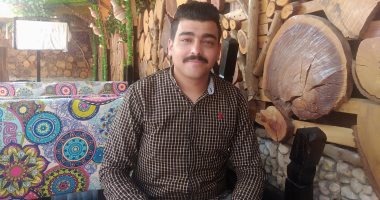 عادة كل سنة.. "ميكى" مصور قبطى يرسم البهجة على الوجوه بتصوير زينة رمضان والفوانيس