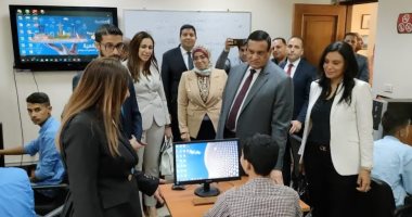 محافظ البحيرة ونائب وزير الاتصالات يتفقدان دورات تدريبية بمكتبة دمنهور.. صور