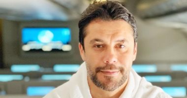 الصقر أحمد حسن فى طريقه للسعودية لأداء العمرة: توكلت على الله.."صورة"