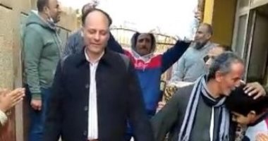 فيديو وصور .. ممر شرفي لطلاب مدرسة لتوديع معلماً بقرية بكفر الشيخ 
