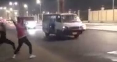 ضبط المتهمين بإلقاء أكياس مياه على سيارات.. فيديو
