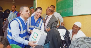 نائبة التنسيقية ومنسقو حياة كريمة يوزعون المساعدات الغذائية فى الواحات البحرية