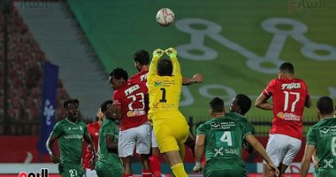 عبد المنصف يحرم بيرسي تاو من تسجيل الهدف الثانى للأهلي بمرمى الاتحاد.. فيديو