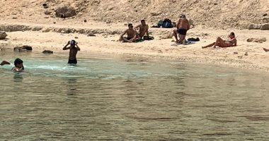 السباحة هى الحل.. مواطنو الغردقة يهربون من حرارة الجو إلى الشواطئ.. لايف