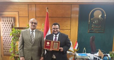 رئيس جامعة أسيوط يستقبل مدرسا مساعدا بكلية العلوم بعد حصده أعلى جائزة علمية باليابان
