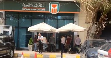 المصريون تحدوا الصيام والحر للحصول على شهادات الـ18%.. والحصيلة 423 مليار جنيه.. فيديو
