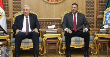 وزير الزراعة يتفقد عددا من المشروعات الزراعية بالدقهلية