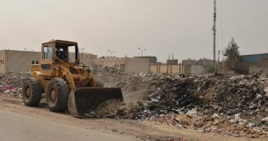 حملة لإزالة المخلفات الصلبة من محطة تجميع القمامة فى المحلة
