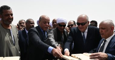 محافظ قنا يضع حجر أساس مشروع الصرف الصحى المتكامل بقرية الأشراف القبلية